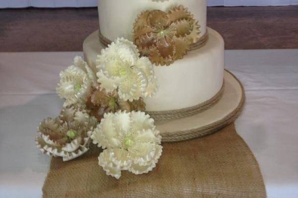 Burlap and shabby chic wedding cake