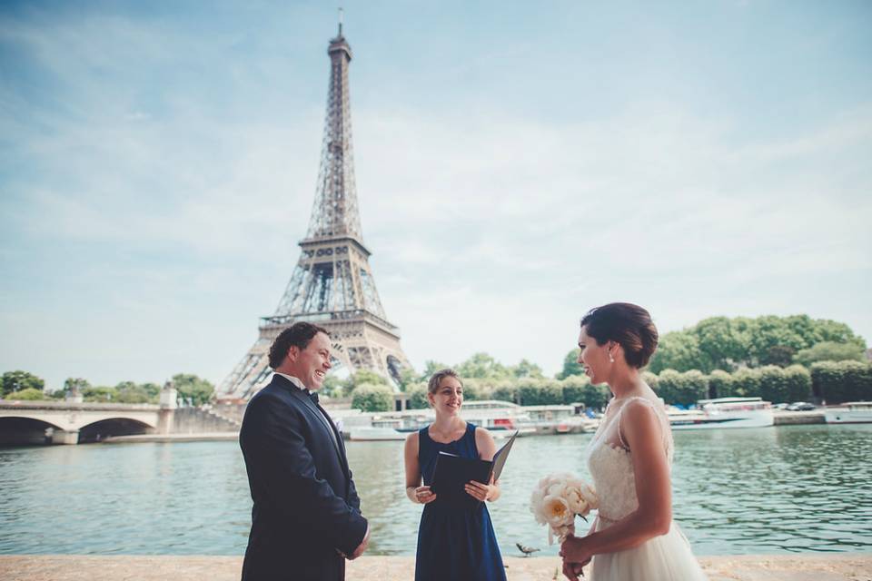 Wedding officiant Eiffel Tower