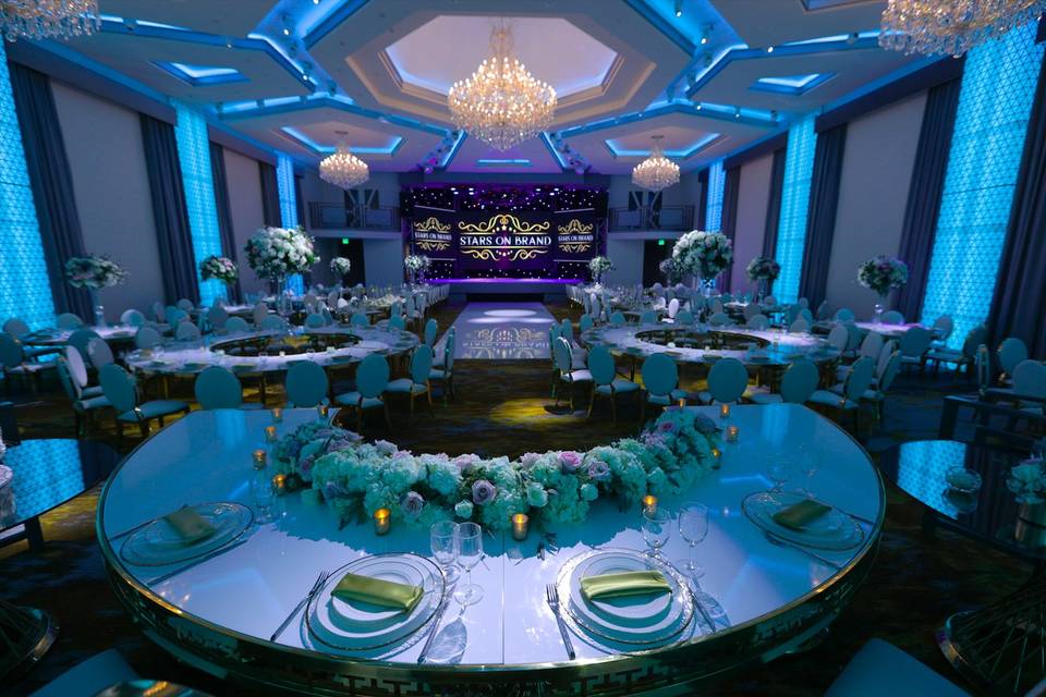 Head table arrangement