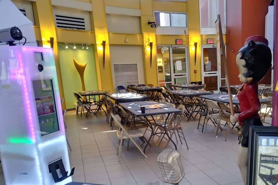 MPrints A PhotoBooth Company