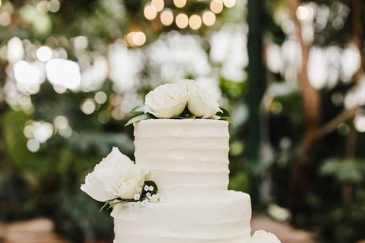 Ribbed textured floral cake