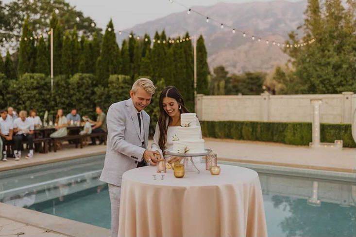 Couple cutting cake