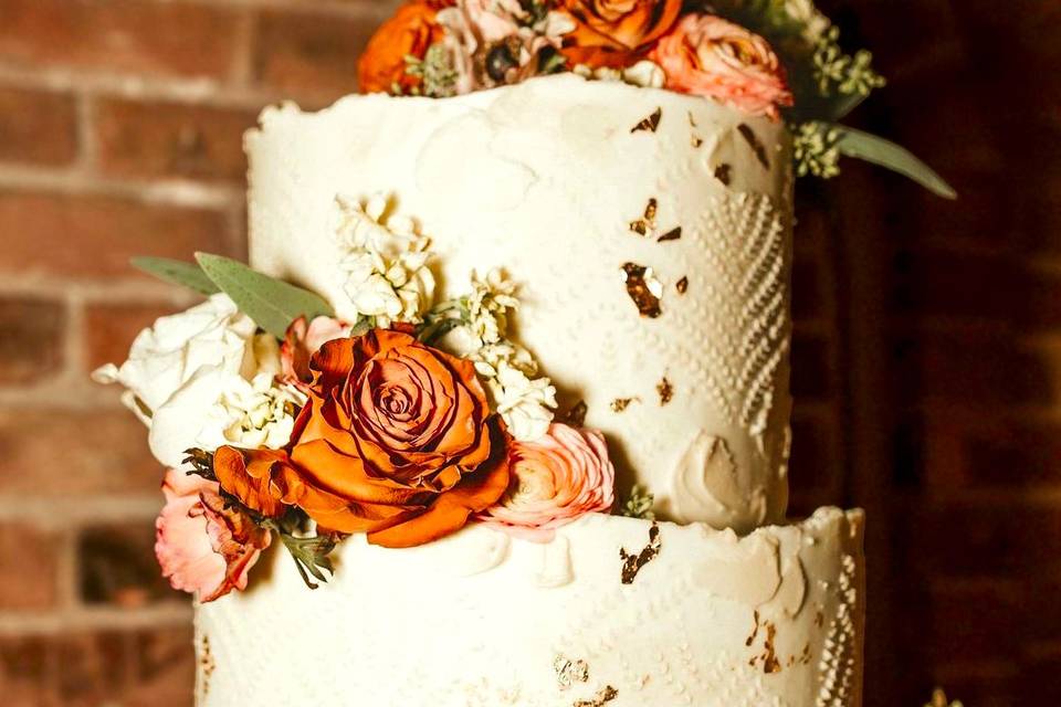 https://cdn0.weddingwire.com/vendor/593230/3_2/960/jpg/cakes-by-camryn-coral-beauty-two-tier-wedding-cake_51_2032395-169946819457036.jpeg