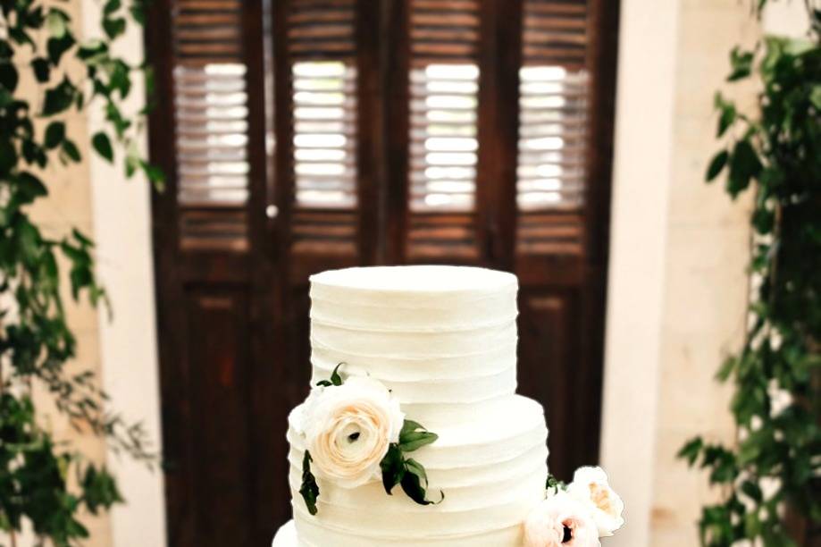 https://cdn0.weddingwire.com/vendor/593230/3_2/960/jpg/cakes-by-camryn-creamy-dream-three-tiered-wedding-cake_51_2032395-169946819445614.jpeg