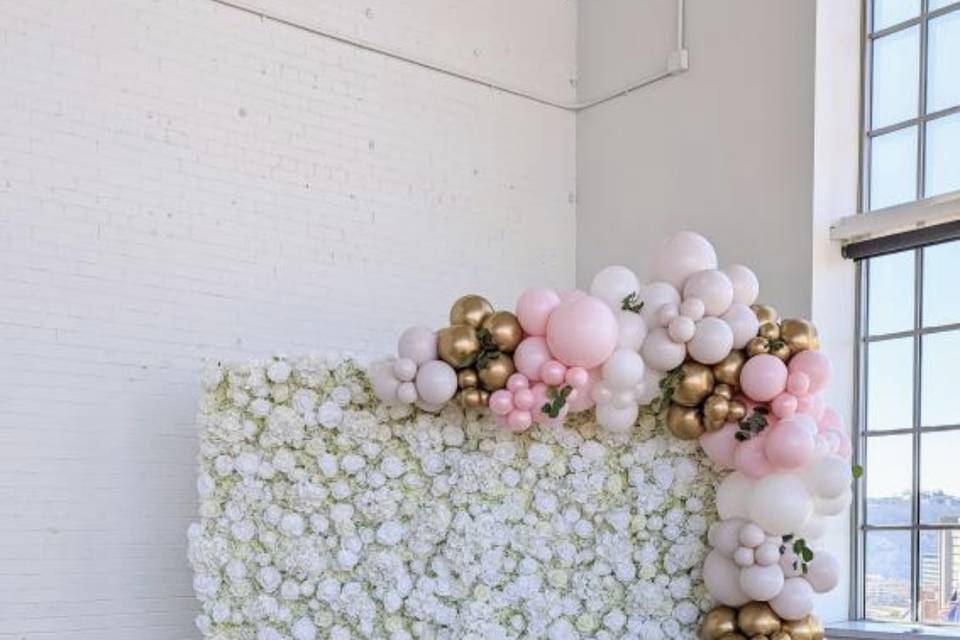 Snow white wall with balloons
