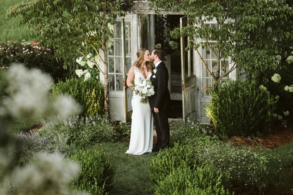 Newlyweds kissing - Peter Newsom Photography