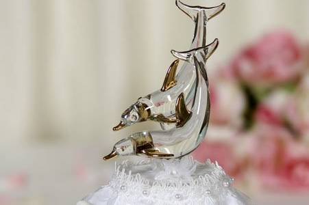 This beautiful wedding cake topper features a pair of artisan made blown glass dolphins accented with 24K gold. Skirt is made of organza. Perfect for a beach or ocean themed wedding!
SKU: 100034
$39.95
http://www.weddingcollectibles.com/Glass-Beach-Dolphin-Cake-Topper-p-278.html