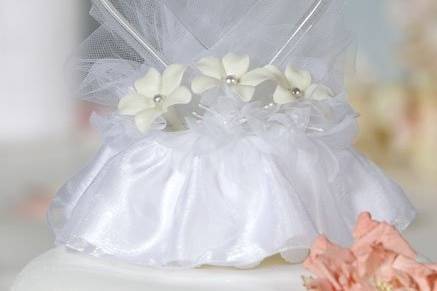 This beautiful cake topper features a glass engravable heart and handmade porcelain stephanotis accented with pearls. Artisan made glass heart. Skirt is made of organza. Engraving not included.
SKU: 100278S
$36.95