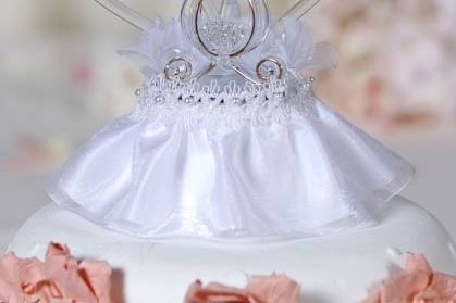 This beautiful cake topper features a pair of handmade glass hearts, and a Cinderella pumpkin coach accented with 24K white gold. Skirt is made of organza.
SKU: 100513
$48.95
http://www.weddingcollectibles.com/Pumpkin-Coach-Cake-Topper-With-Glass-Hearts-p-257.html