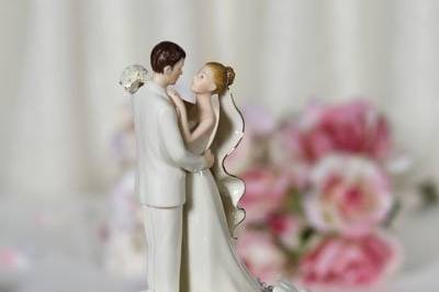 This beautiful off white cake topper features white handmade porcelain stephanotis accented faux pearls with an elegant fine porcelain wedding couple featuring the bride carrying a delicate handmade bouquet, and 24K gold trim on her veil and bouquet. Skirt is made of organza. Hand painted.
SKU: 104440
$68.00