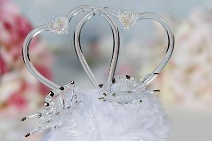 This beautiful wedding cake topper features a pair of artisan made blown glass butterflies accented with 24K gold, signifying new beginings. Handblown glass hearts. Skirt is made of organza. Perfect for a garden wedding!
SKU: 100502
$44.95
http://www.weddingcollectibles.com/New-Beginings-Butterfly-Cake-Topper-p-280.html