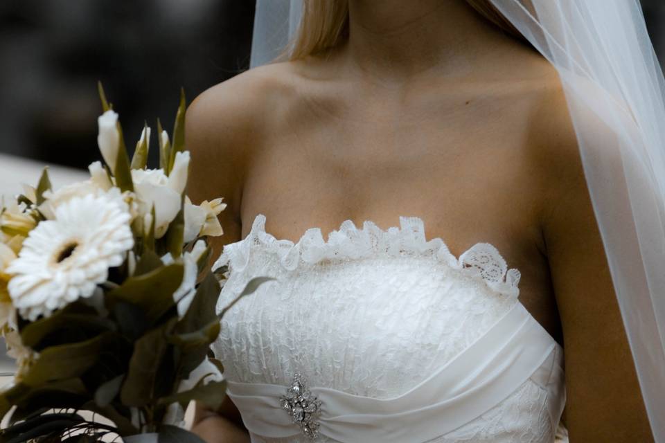 Bride, bouquet, and veil - Stone Focus Production