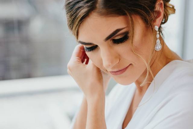 33 Wedding Makeup Looks That Are Beyond Beautiful : Soft Glam Bridal Make up  + Updos