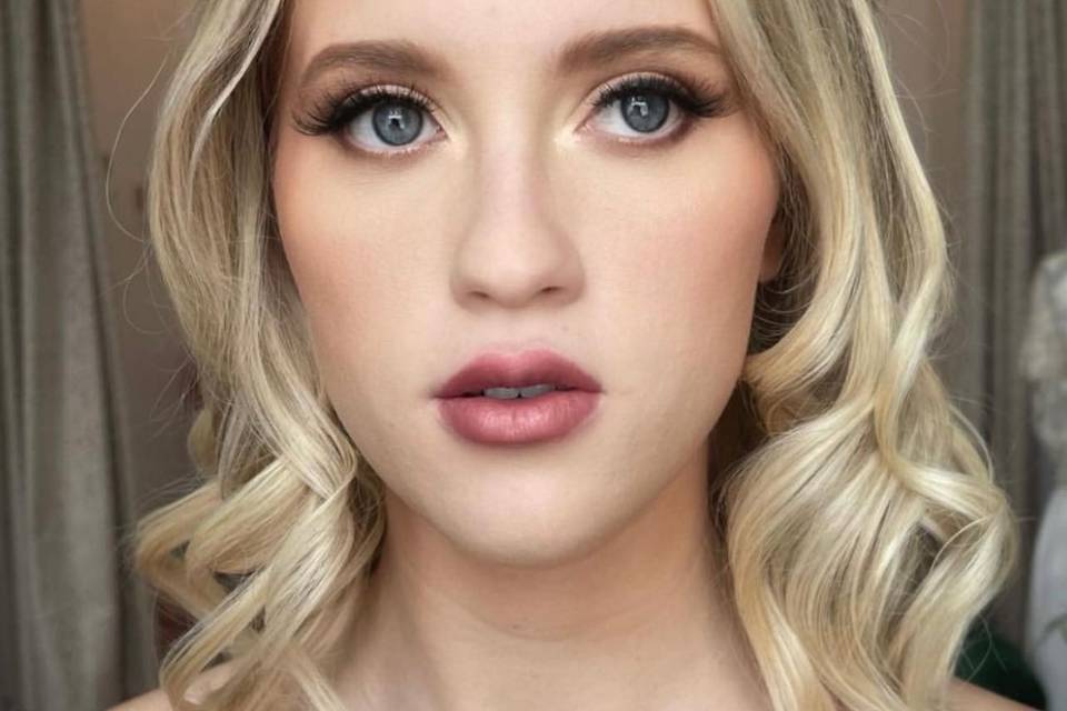 Elegant makeup with a natural