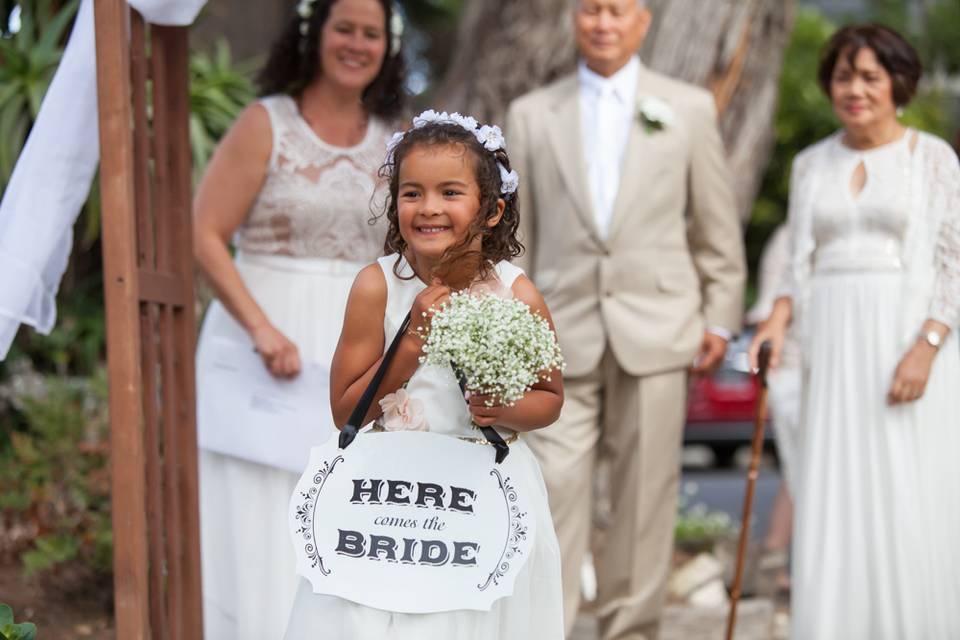 Flowergirl welcoming bride