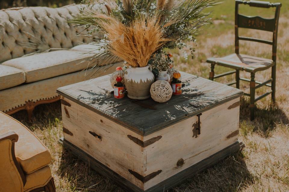 Outdoor seating with centerpiece - Marroquin Photo