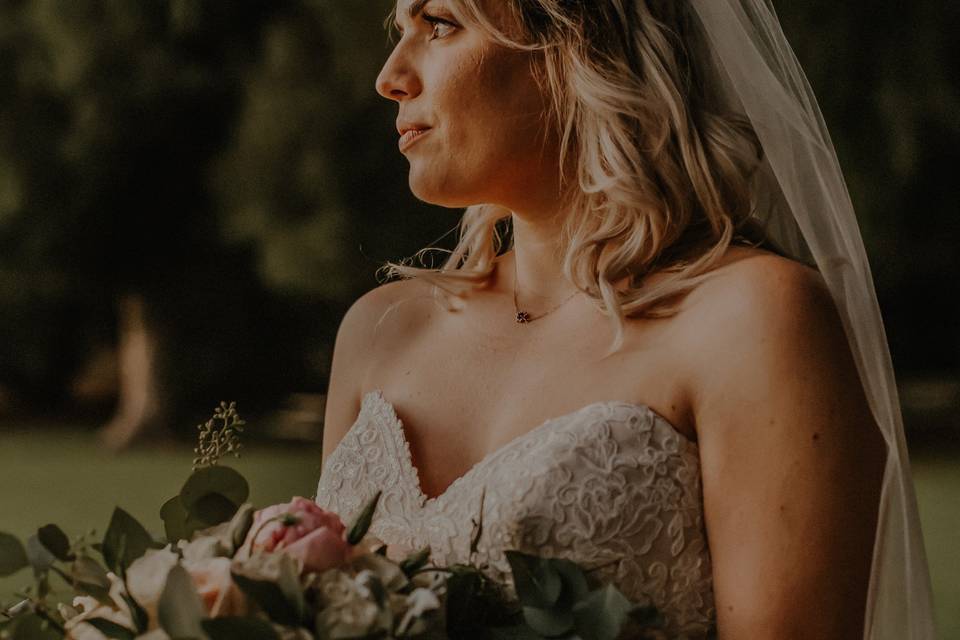 The bride and bouquet - Marroquin Photo