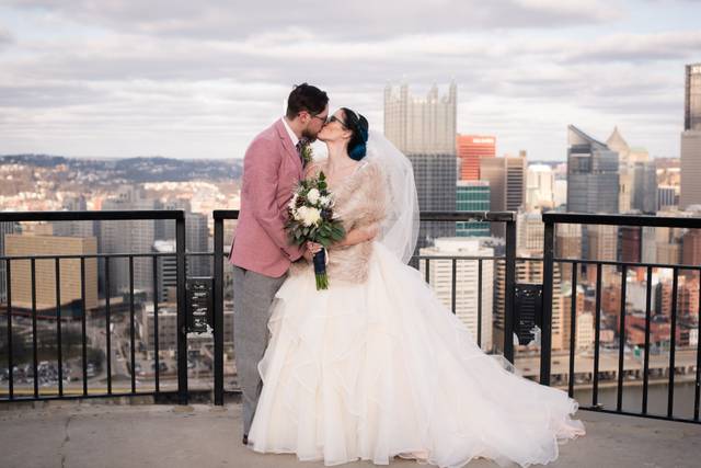 Kiss in front a city skyline