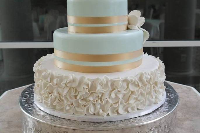 Gold bands on cake