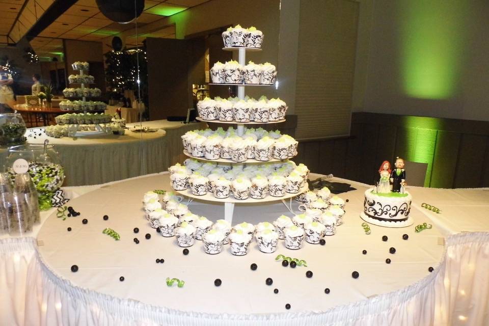 Wedding cake table linens