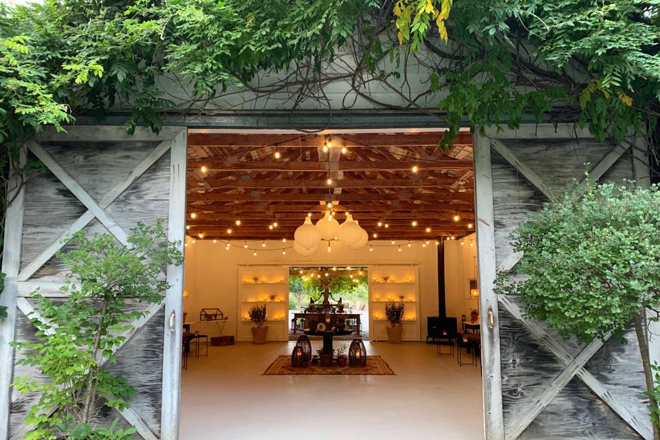 https://cdn0.weddingwire.com/vendor/597039/3_2/960/jpg/m-d-farms-barn-outdoor-wedding-venue-upstate-new-york_51_930795-166595102171114.jpeg