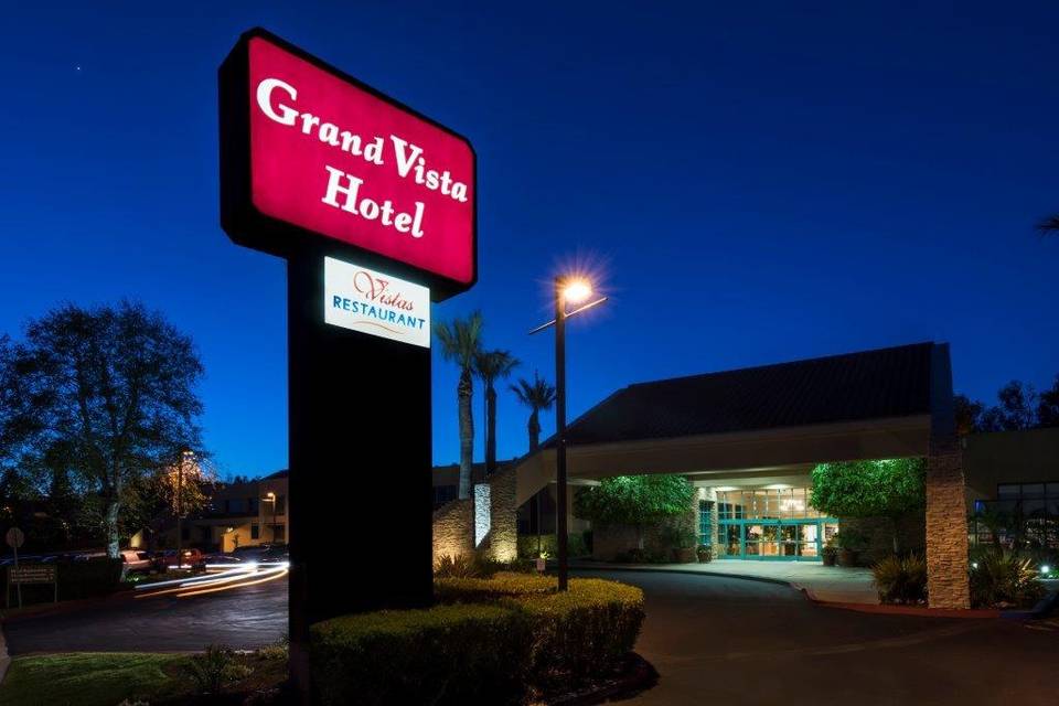 Grand Vista Hotel @ night