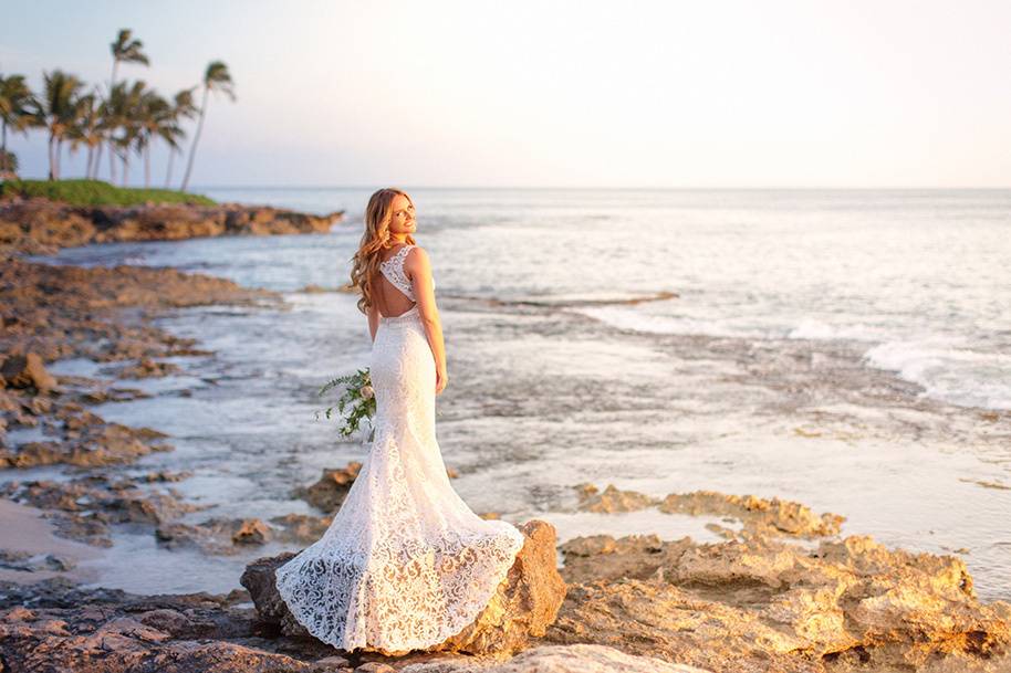 Bride looking at the sea | PC: MeewMeew Studios
