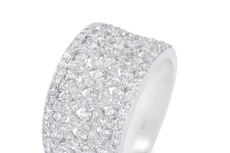 Grand Linia StellaRadiant diamonds upon radiant diamonds are set in this thick white gold band.Diamond : 1.50 Carats ApproxCut: Round Brilliants Color: E-F Clarity: VS Gold Karat: 14kt.Gold Color: White GoldGold Weight : 6.1gSize: 7 (54.4 MM)