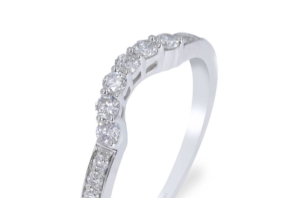 CoronaChannel set diamonds on the band lead to a center arch of radiant round diamonds.Diamond : 0.35 Carats Approx Cut: Round Brilliants Color: E-F Clarity: VS Gold Karat: 14kt.Gold Color: White GoldGold Weight : 1.9gSize: 7 (54.4 MM)