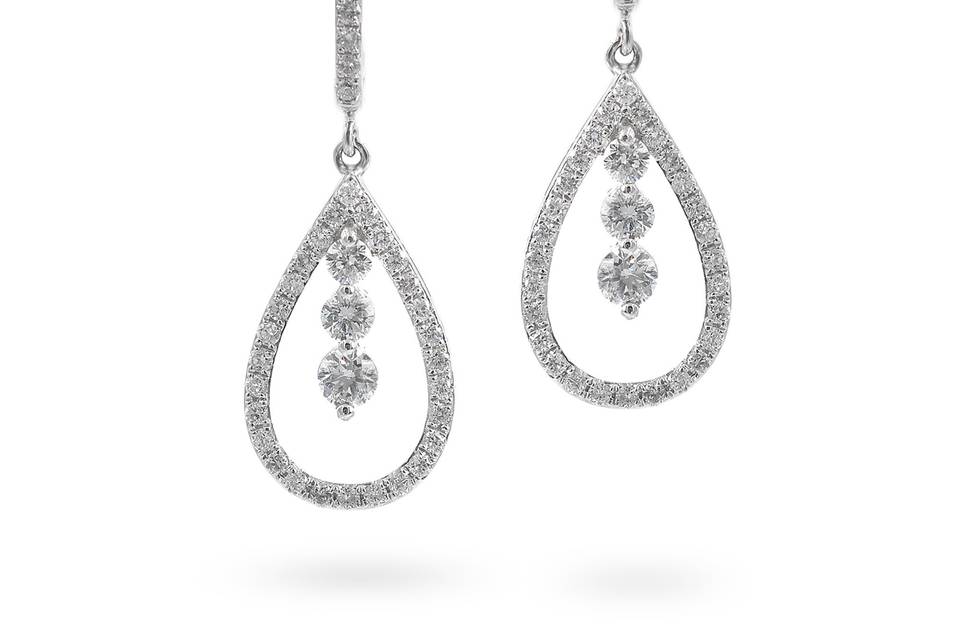 Swaying PariliProng-set diamond drop leads to raindrop diamond dangles with three round diamonds hanging at the center.Diamond : 0.94 Carats Approx.Cut : Round BrilliantsColor : E-FClarity : VS - SIGold Karat : 14kt.Gold Color : White GoldGold Weight : 3.1g