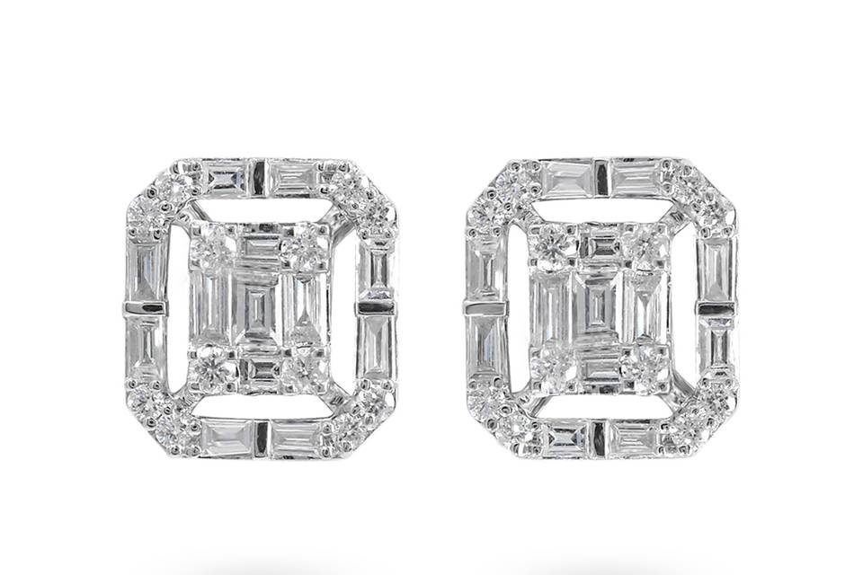 Grand CrystellaRectangular-set baguette and round diamonds lie together in a halo of the same. Diamond : 0.75 Carats Approx.Cut: Round Brilliant & BaguetteColor: F-GClarity: VSGold karat: 14kt.Gold Color: White GoldGold Weight : 2.7g