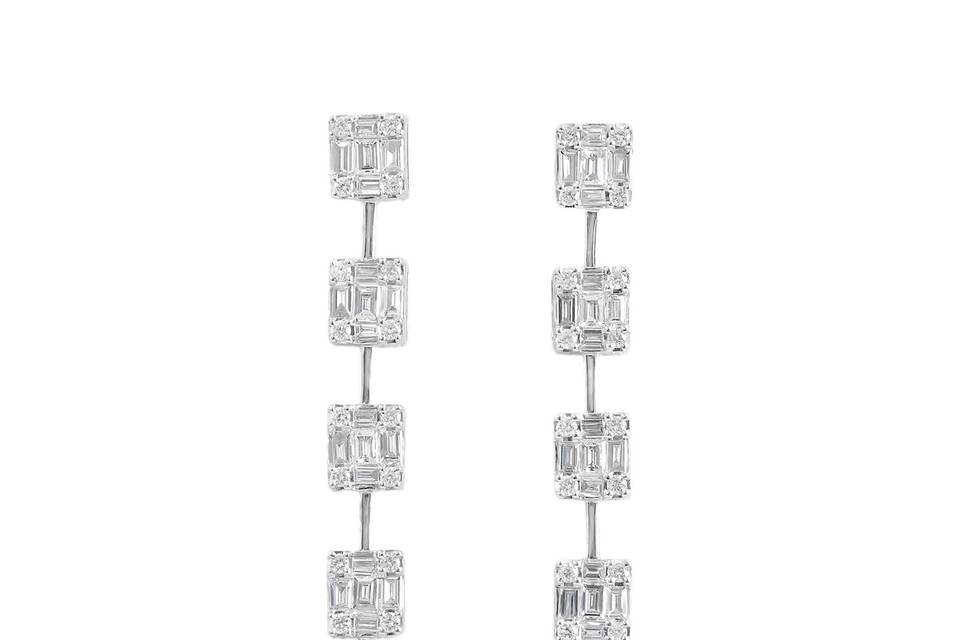 Links of CrystellaWhite gold bar earrings adorned with five square diamond clusters of baguettes and round diamonds. Diamond : 1.16 Carats Approx.CUT:Round Brilliant & BaguetteCOLOR:E-FCLARITY:VSGold Karat: 14kt.Gold Color: White GoldGold Weight : 5.1g