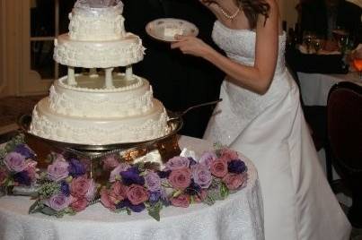 Couple cutting the cake