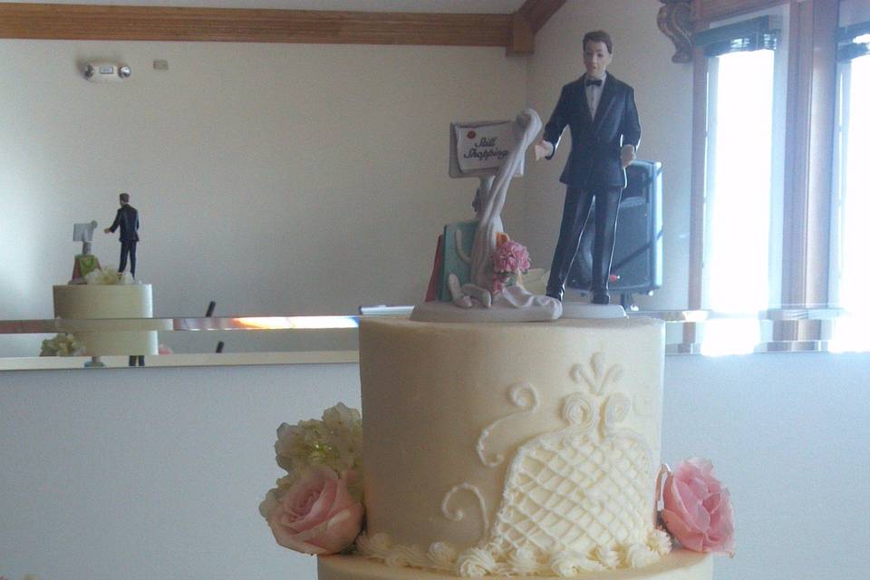 Cute bride groom wedding cake