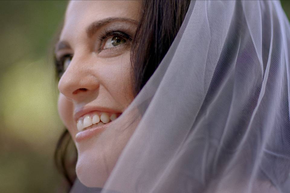 Fresh-faced bride with veil