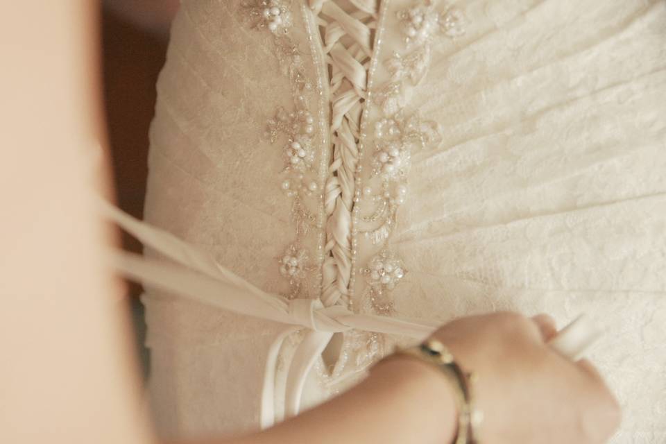 Lace-up wedding dress