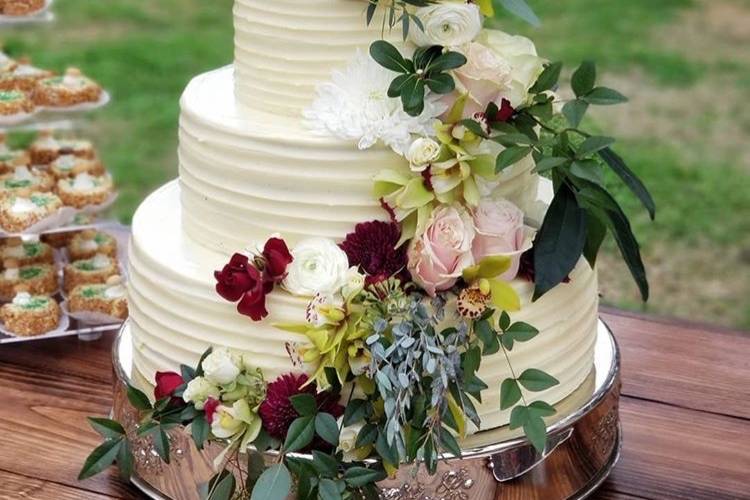 Buttercream cake fresh flowers