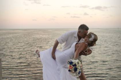 Kiss by the beach