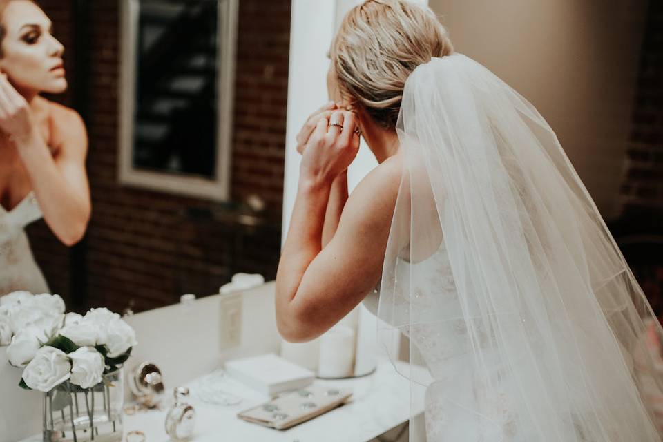 Bride preparing | Photo: Be Images