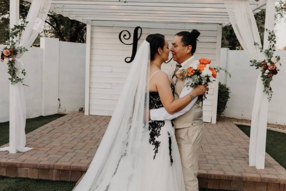 Altar and beautiful couple 🖤