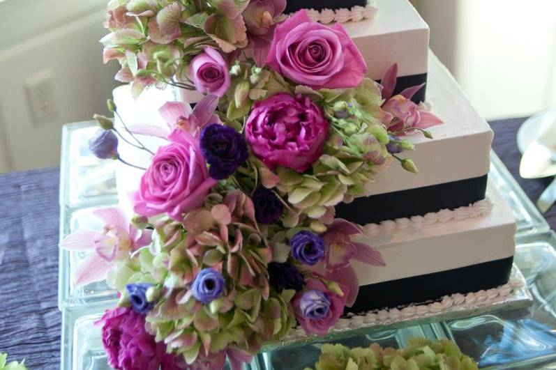Fresh flowers for the cake