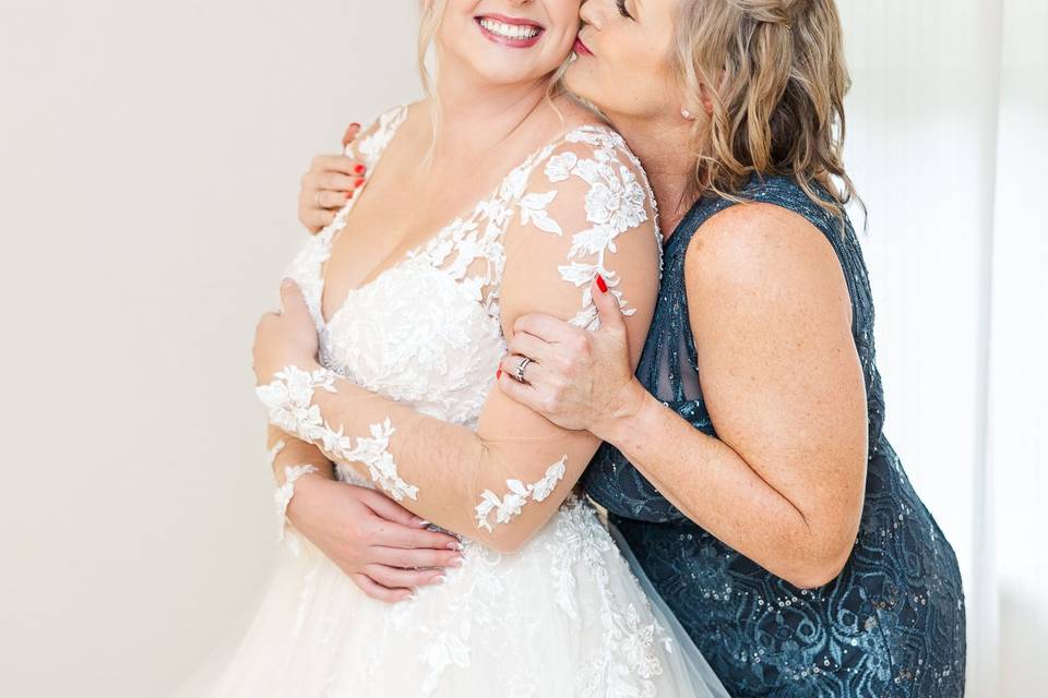 Bride and mom hugging