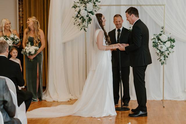 Officiant -Levi