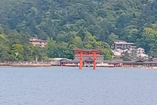 Toro gate in hirojima.jpg