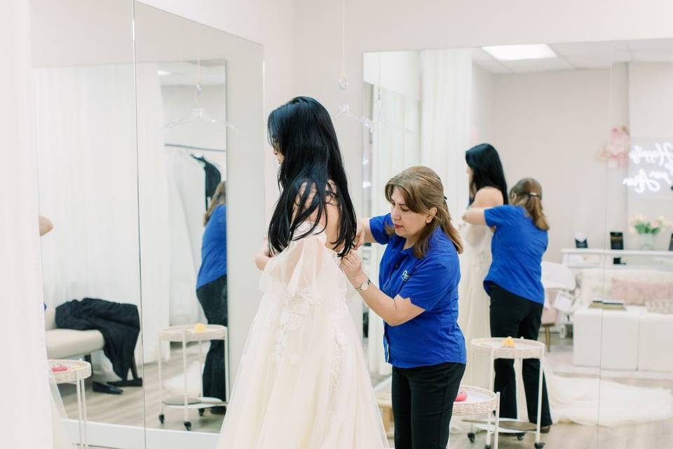 Tooran fitting a Bride