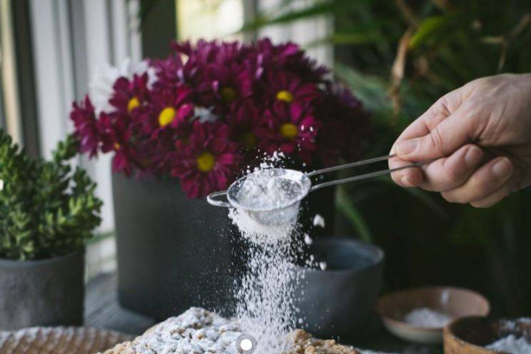 Powdered sugar dusting