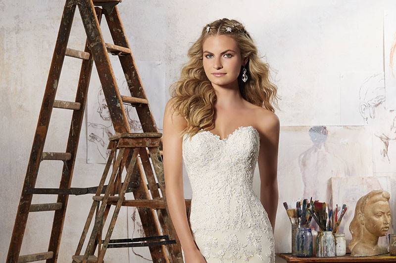 Magnolia, Style 8109	Featuring Frosted Alenç?on Lace Appliqué?s on Net. Sweetheart Neckline Accented with Delicate Lace Detail. Covered Button Detail Along Back. Colors Available: White, Ivory, Light Gold.