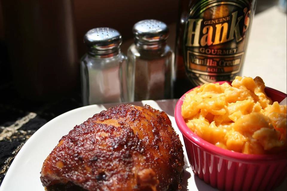Smoked chicken thigh with mac-n-cheese