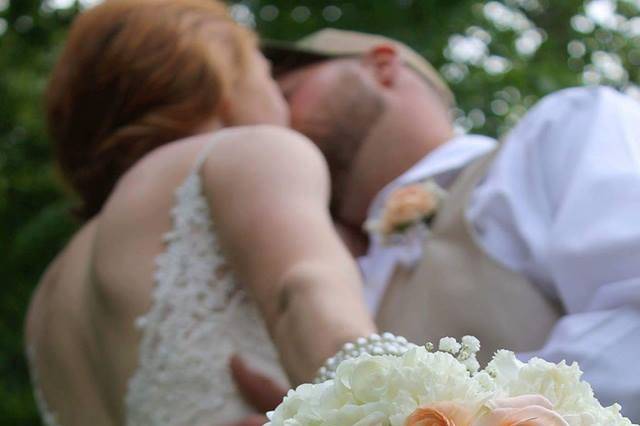 Beautiful bouquet of Daisy Disbuds, Hydrangea, Roses and Mini Carnations!Photo by Mike Wingo Photography