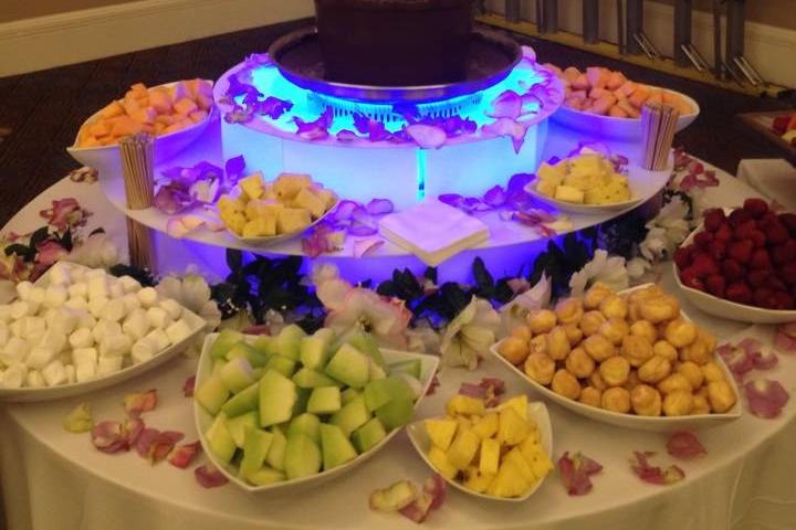 Chocolate fountain and mixed fruits
